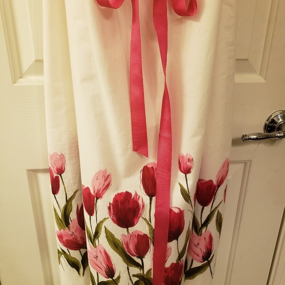 Lovely Dress White with Tulips on bottom Size 22 - Picture 4 of 7